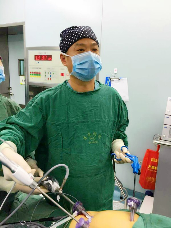 我院肝胆胰外科成功完成一例"镜面人"腹腔镜胆囊切除术